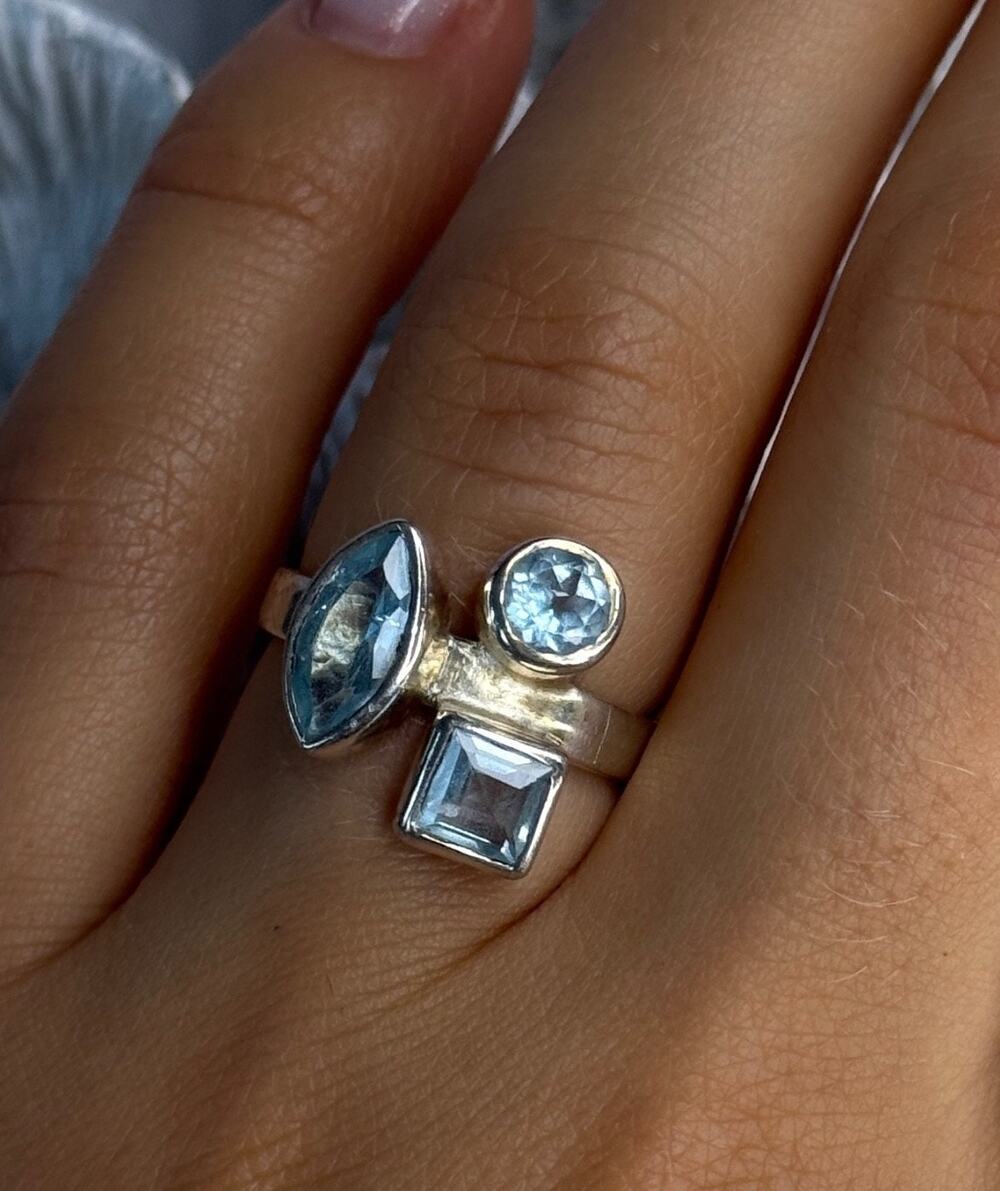 925 Sterling Silver Blue Topaz Ring Size 7